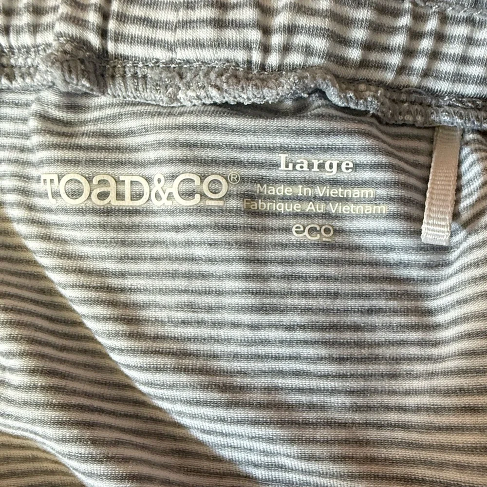 Toad & Co. lightweight Seersucker Skirt. Gray & White. Size Large.